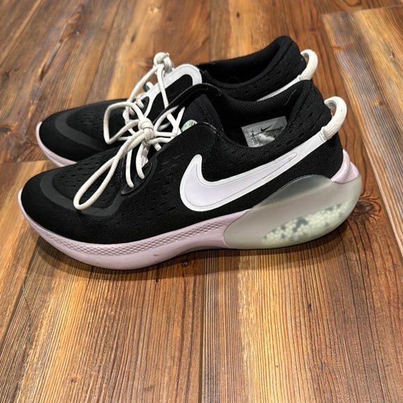 Nike Black and White Low-Top Sneakers - Picture 3 of 6
